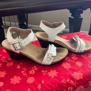 Vionic White Reptile look sandals in Size 6.5 GuC